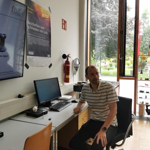 © FH Kufstein Tirol Ehrlenbach, MSc, erklärt den Schüler:innen den Lasercutter. Foto: FH Kufstein Tirol