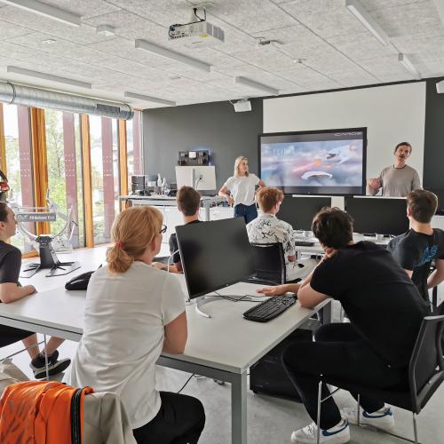 © FH Kufstein Tirol Im Workshop „virtuelle Realität zum Anfassen“ konnten die Teilnehmenden die VR-Anwendungen des Web Labors testen. Foto: FH Kufstein Tirol