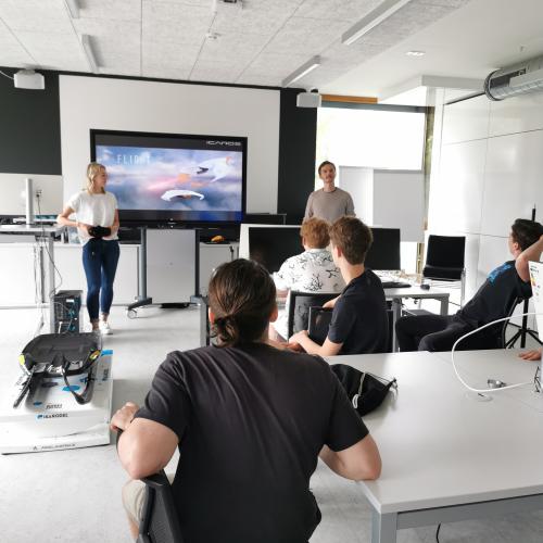 © FH Kufstein Tirol Auf dem VR-Fluggerät Ikaros konnten die Schüler:innen ihr körperliches Geschick unter Beweis stellen. Foto: FH Kufstein Tirol