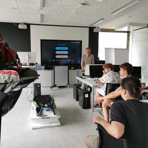 © FH Kufstein Tirol Im Workshop „virtuelle Realität zum Anfassen“ konnten die Teilnehmenden die VR-Anwendungen des Web Labors testen. Foto: FH Kufstein Tirol