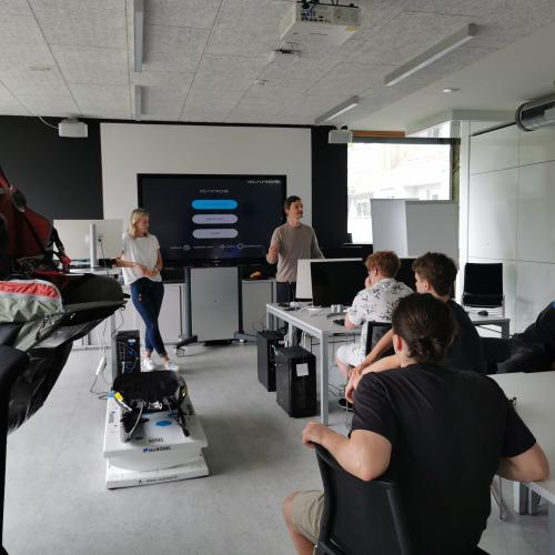 © FH Kufstein Tirol Im Workshop „virtuelle Realität zum Anfassen“ konnten die Teilnehmenden die VR-Anwendungen des Web Labors testen. Foto: FH Kufstein Tirol