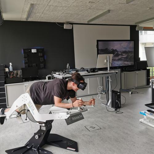 © FH Kufstein Tirol Auf dem VR-Fluggerät Ikaros konnten die Schüler:innen ihr körperliches Geschick unter Beweis stellen. Foto: FH Kufstein Tirol