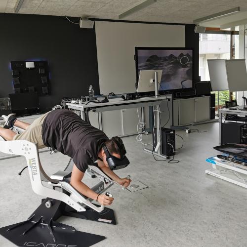 © FH Kufstein Tirol Auf dem VR-Fluggerät Ikaros konnten die Schüler:innen ihr körperliches Geschick unter Beweis stellen. Foto: FH Kufstein Tirol