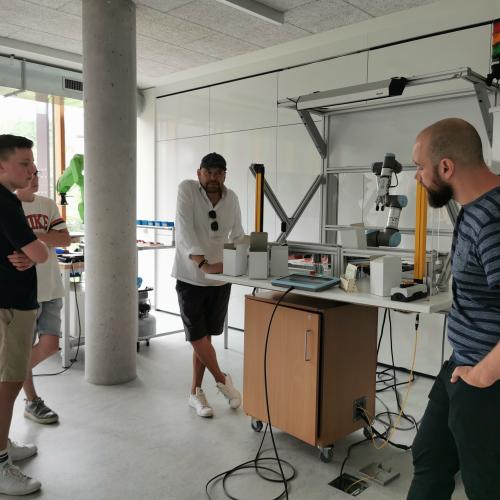 © FH Kufstein Tirol Martin Schafferer, MSc, gab den Workshopteilnehmenden einen spannenden Einblick in das Thema Robotik. Foto: FH Kufstein Tirol