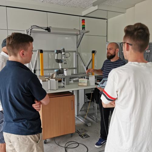 © FH Kufstein Tirol Martin Schafferer, MSc, gab den Workshopteilnehmenden einen spannenden Einblick in das Thema Robotik. Foto: FH Kufstein Tirol