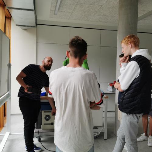 © FH Kufstein Tirol Der erste Tech-Day der FH Kufstein Tirol war ein voller Erfolg und gab den teilnehmenden Schüler:innen einen spannenden Einblick in die Studiengänge und Forschung. Foto: FH Kufstein Tirol