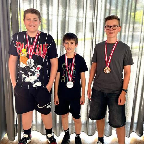 Ergebnisse Schachturnier: Maximilian Hessel (3D, 2. Platz), Paul Koch (1D, 1. Platz), Theodor Leisner (5D, 3. Platz)